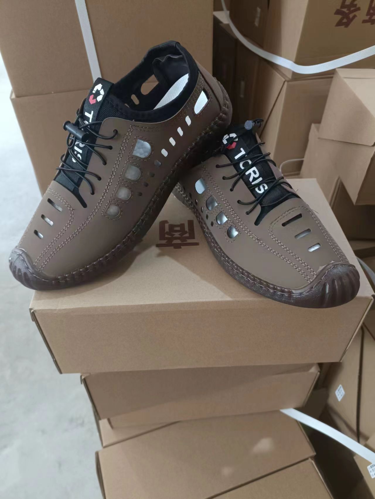 Men's Sandals Hollow Leather Soft Bottom Hole Shoes - Image 8